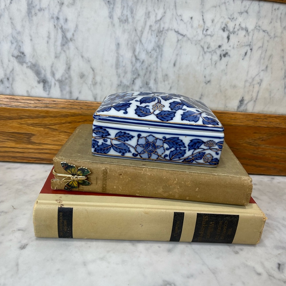 vintage porcelain chinoiserie trinket box